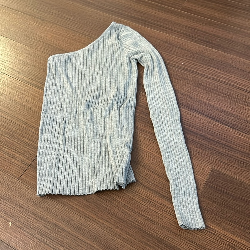 Cotton candy LA: One shoulder grey sweater
